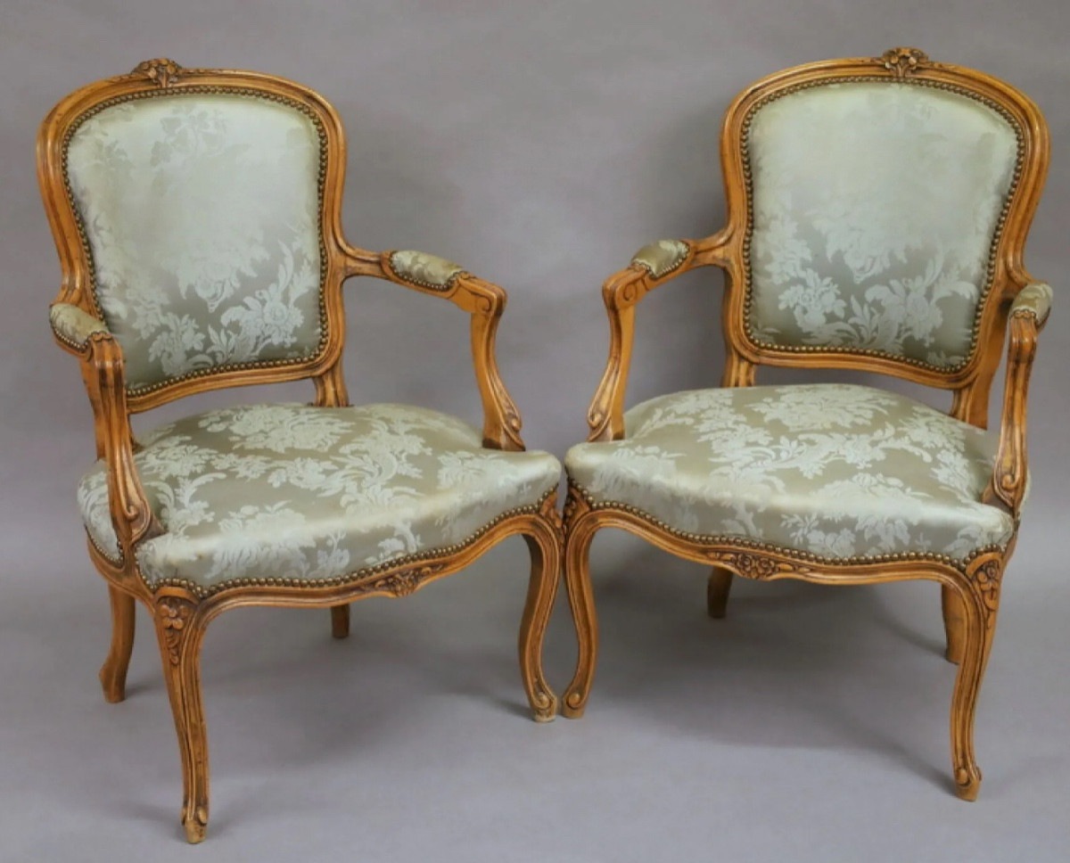 Paire de fauteuil cabriolets en hêtre mouluré et sculpté 