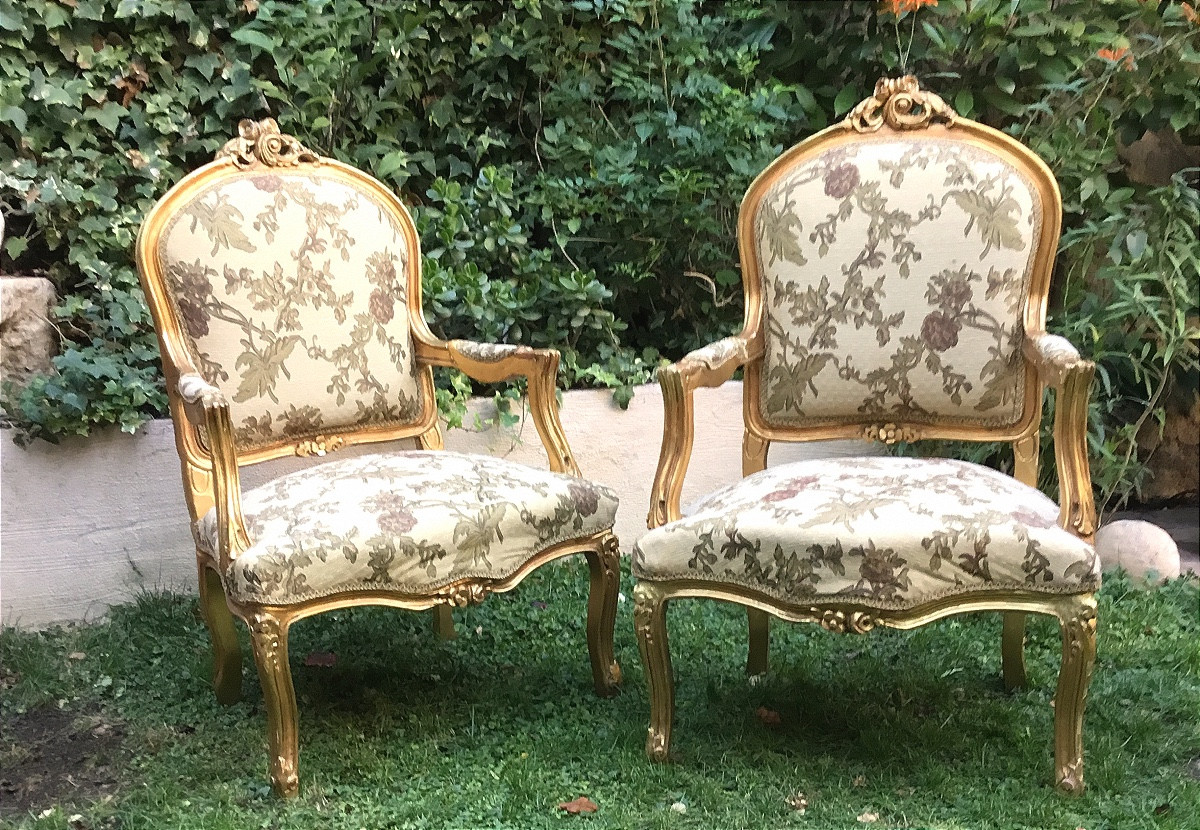 Paire de fauteuil à dossier droit dit à la reine en bois mouluré et sculpté