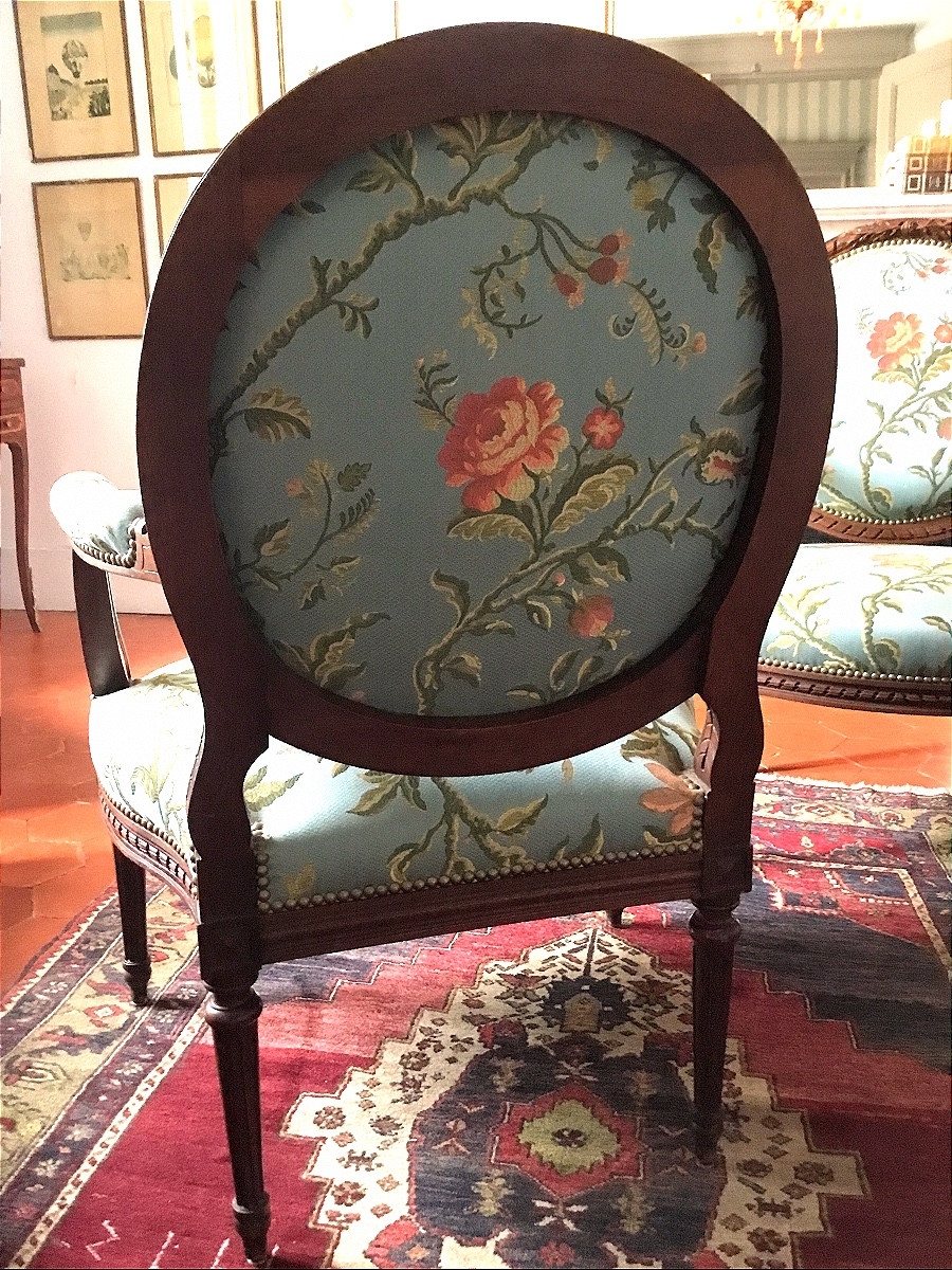 Paire de fauteuils à dossier médaillon de style Louis XVI en bois mouluré et sculpté-photo-4