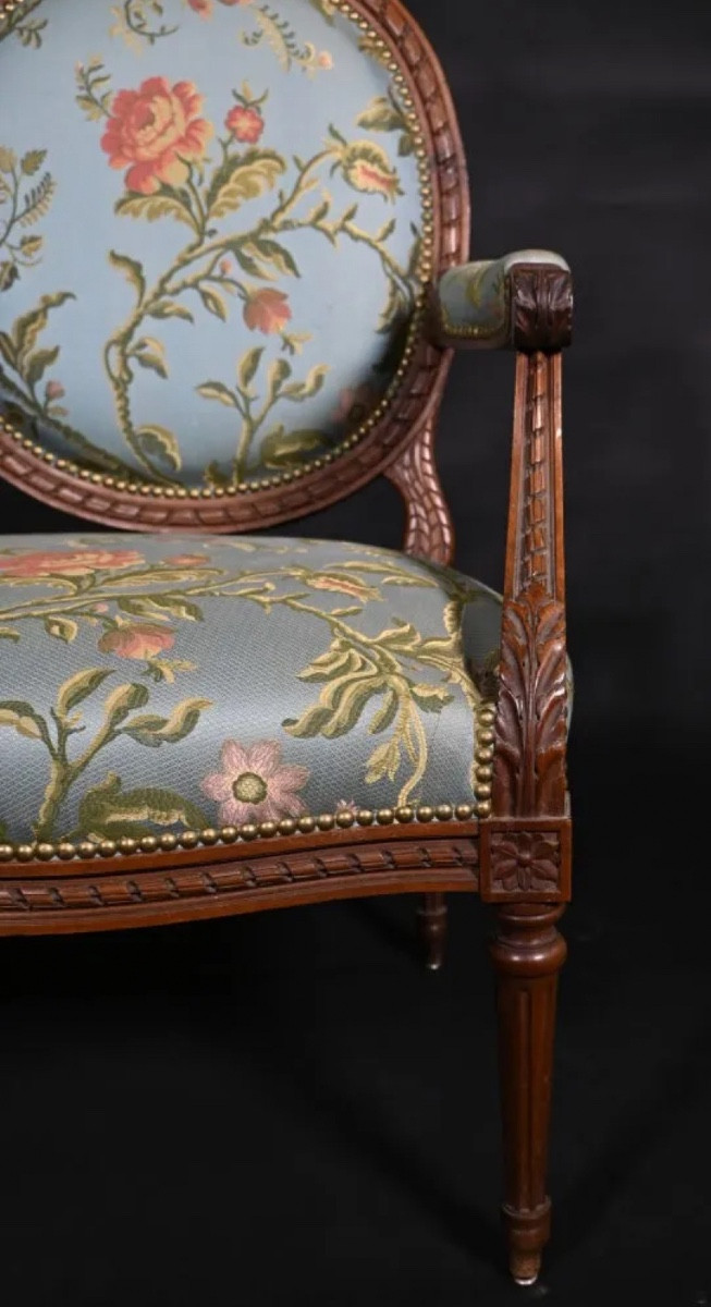 Paire de fauteuils à dossier médaillon de style Louis XVI en bois mouluré et sculpté-photo-3