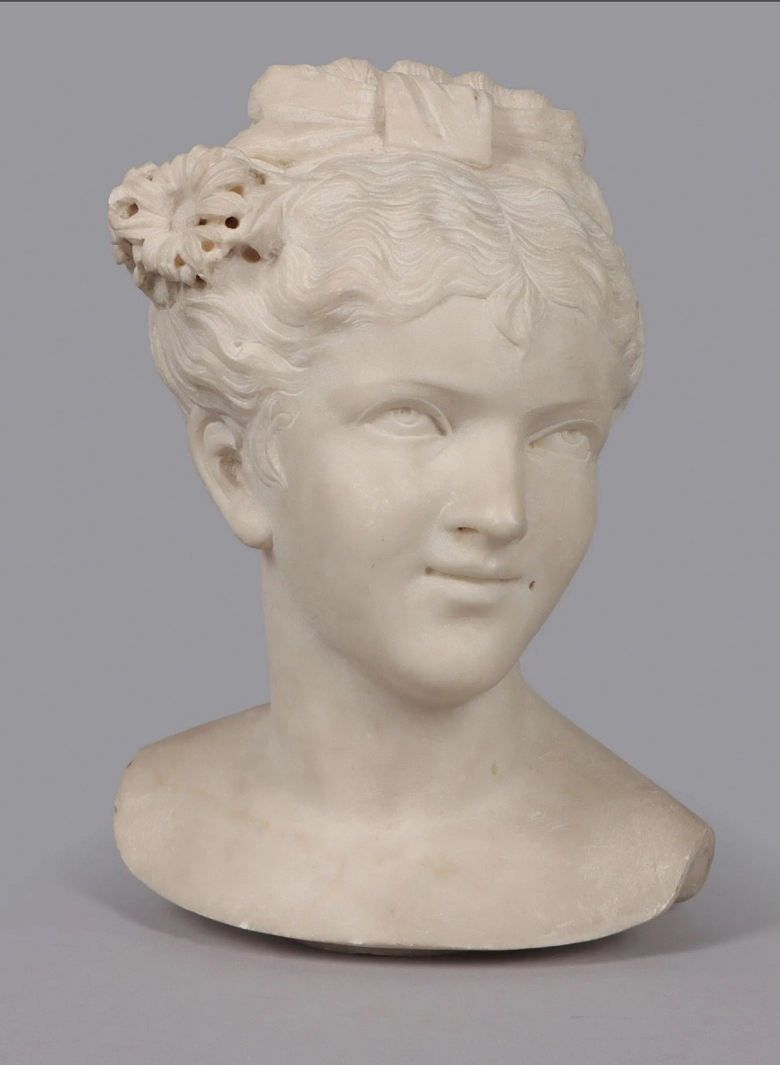 Buste de jeune fille en marbre .fin XIX eme