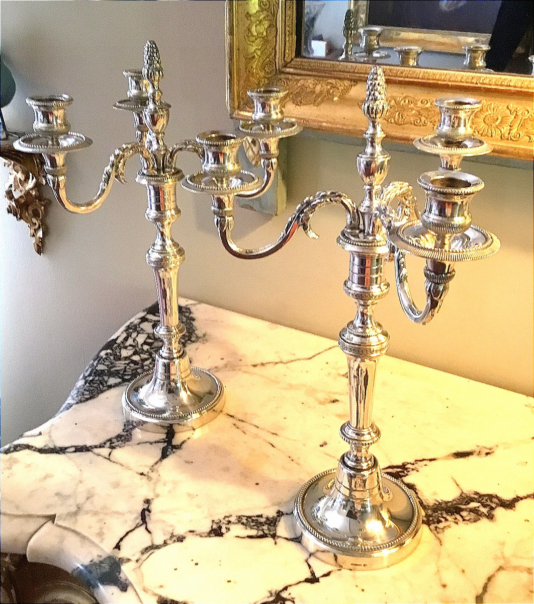 Paire de candélabres à trois bras de lumière en métal argenté