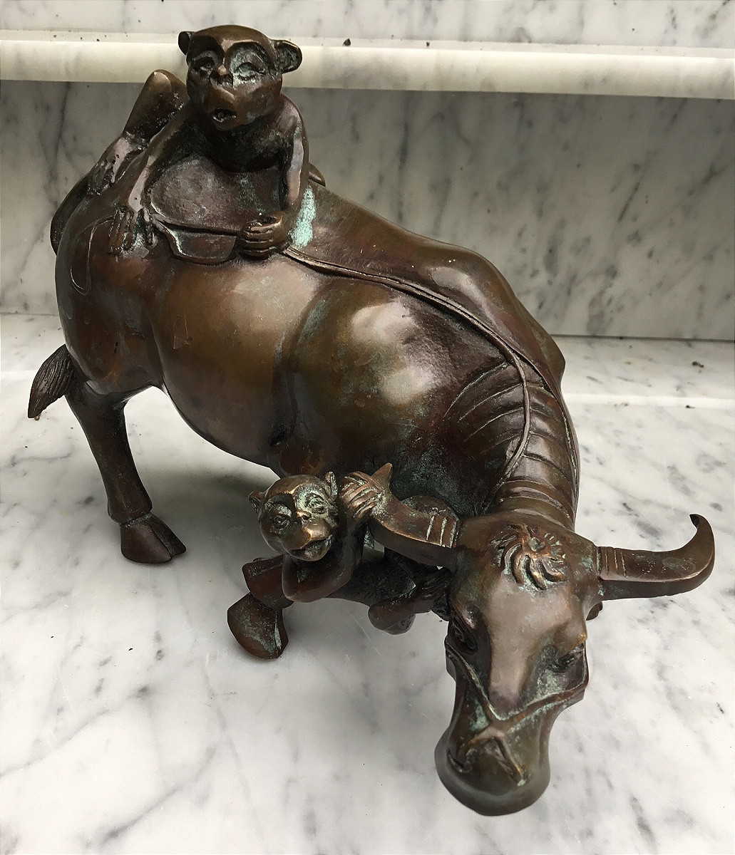 Deux singes sur un buffle .épreuve en bronze