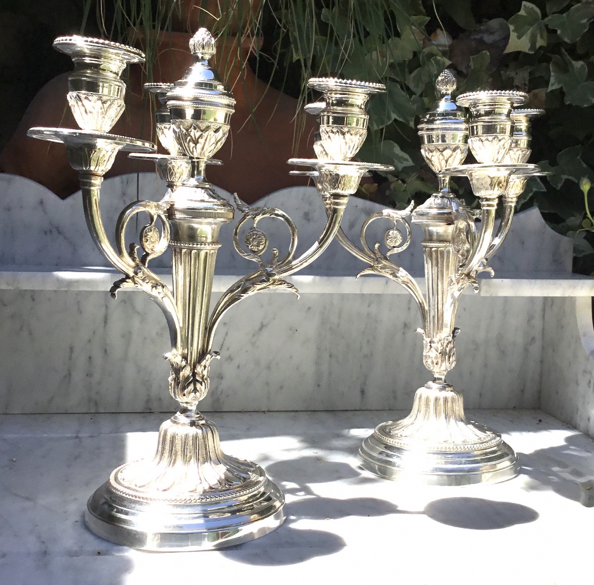Paire de candélabres en metal argenté à trois bras de lumière-photo-3