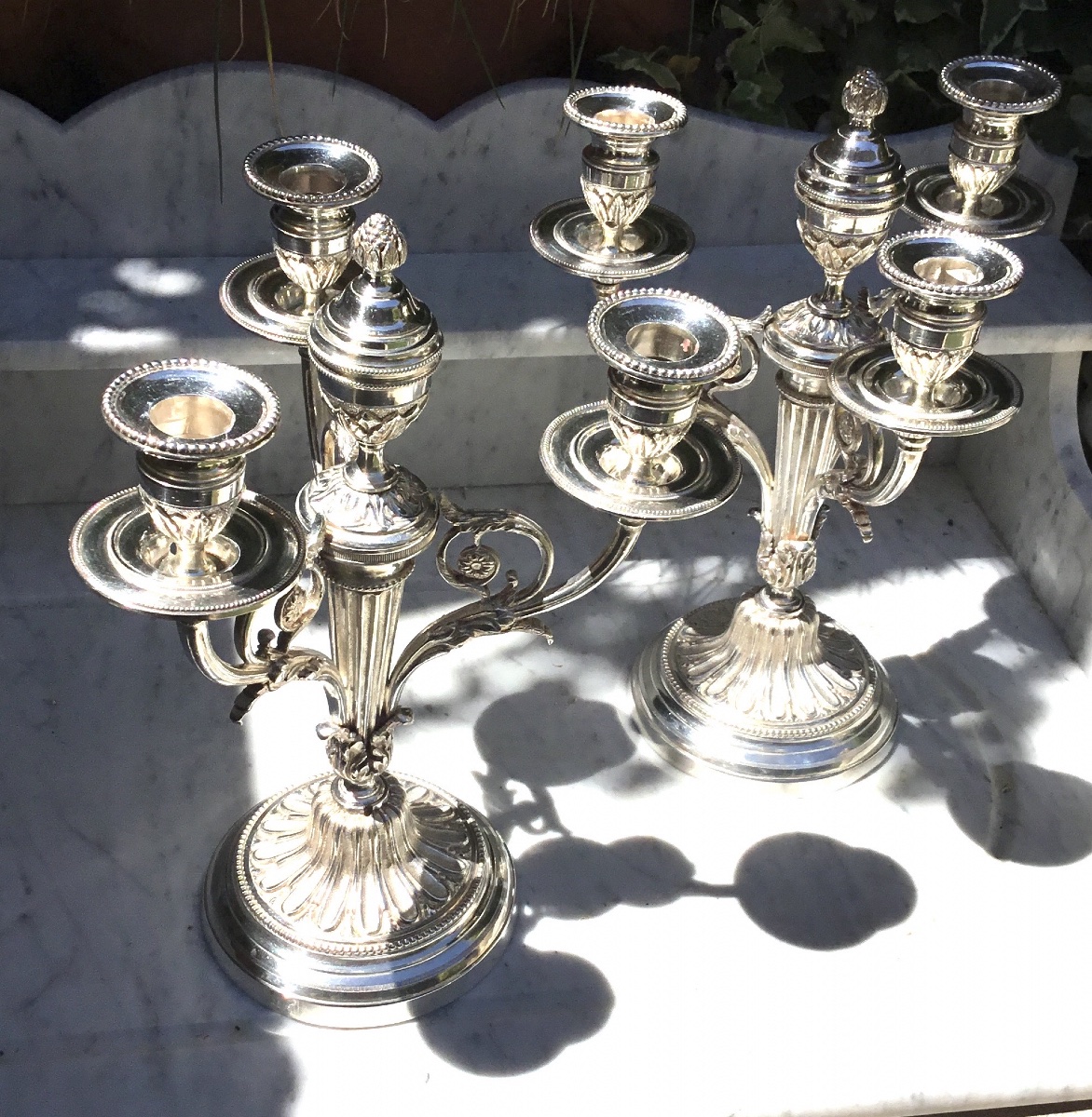 Paire de candélabres en metal argenté à trois bras de lumière-photo-4