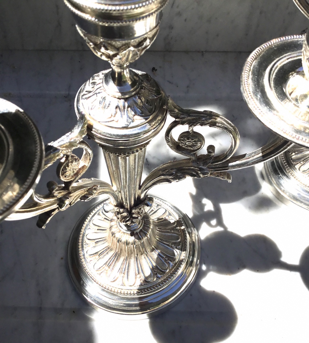 Paire de candélabres en metal argenté à trois bras de lumière-photo-2