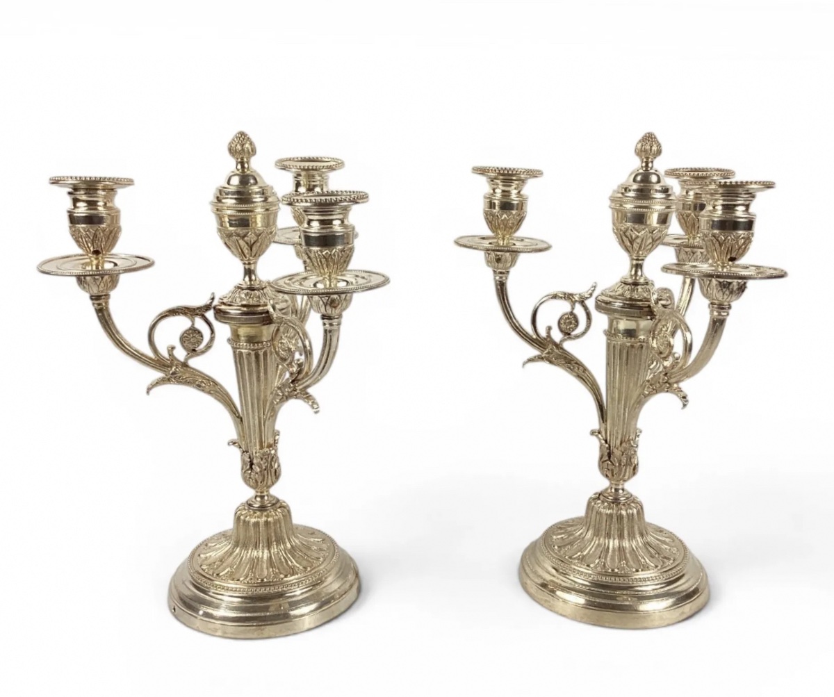 Paire de candélabres en metal argenté à trois bras de lumière