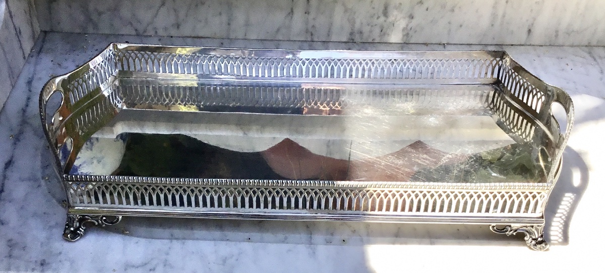 Important surtout de table en métal argenté, à galerie ajourée