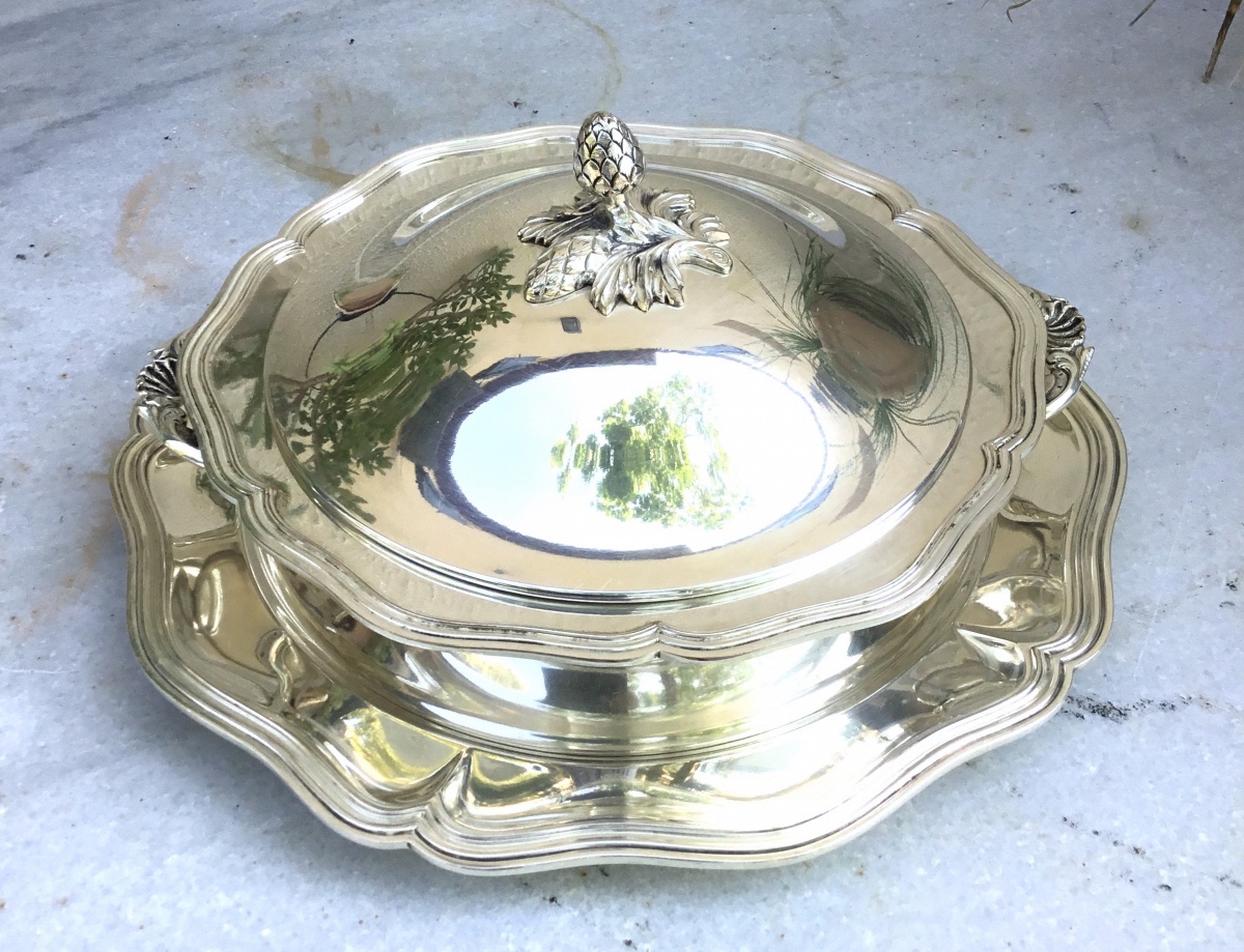 Un légumier couvert et son dormant en métal argenté, de style Louis XV