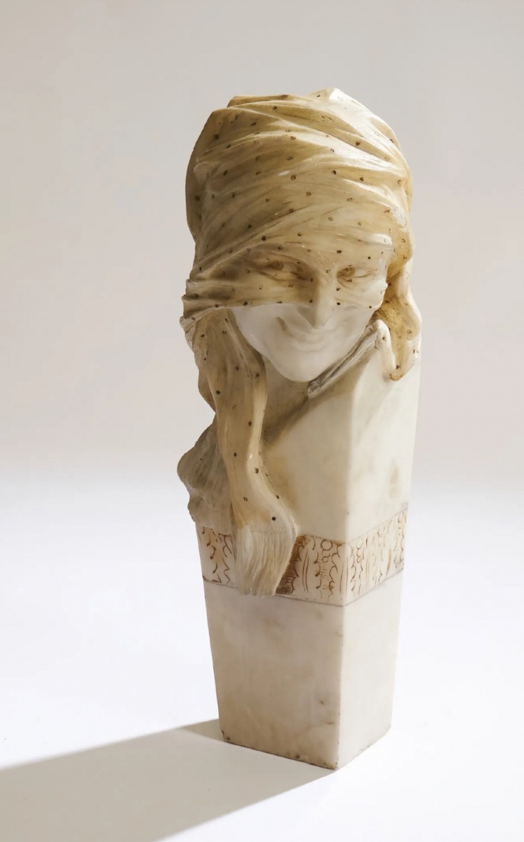 Giusto Viti .marbre sculpté et patiné  signé 