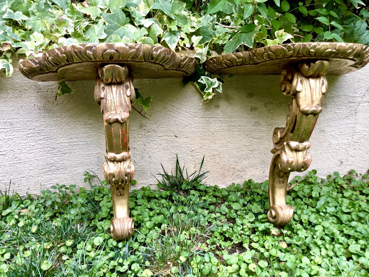 Importante paire de consoles murales en bois et stuc doré -photo-2