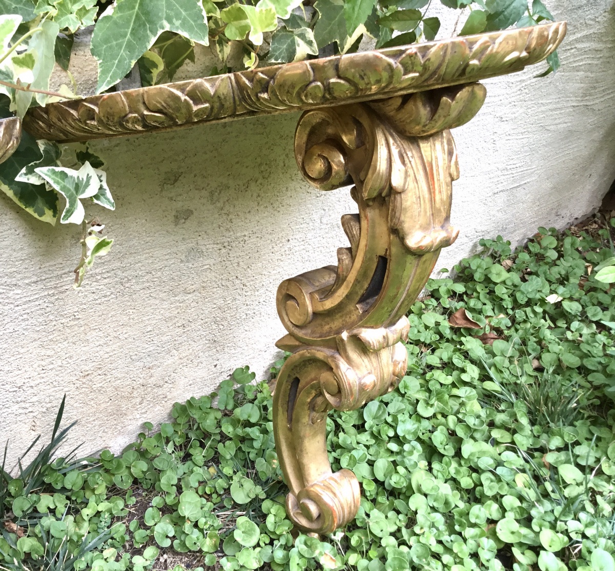 Importante paire de consoles murales en bois et stuc doré -photo-3