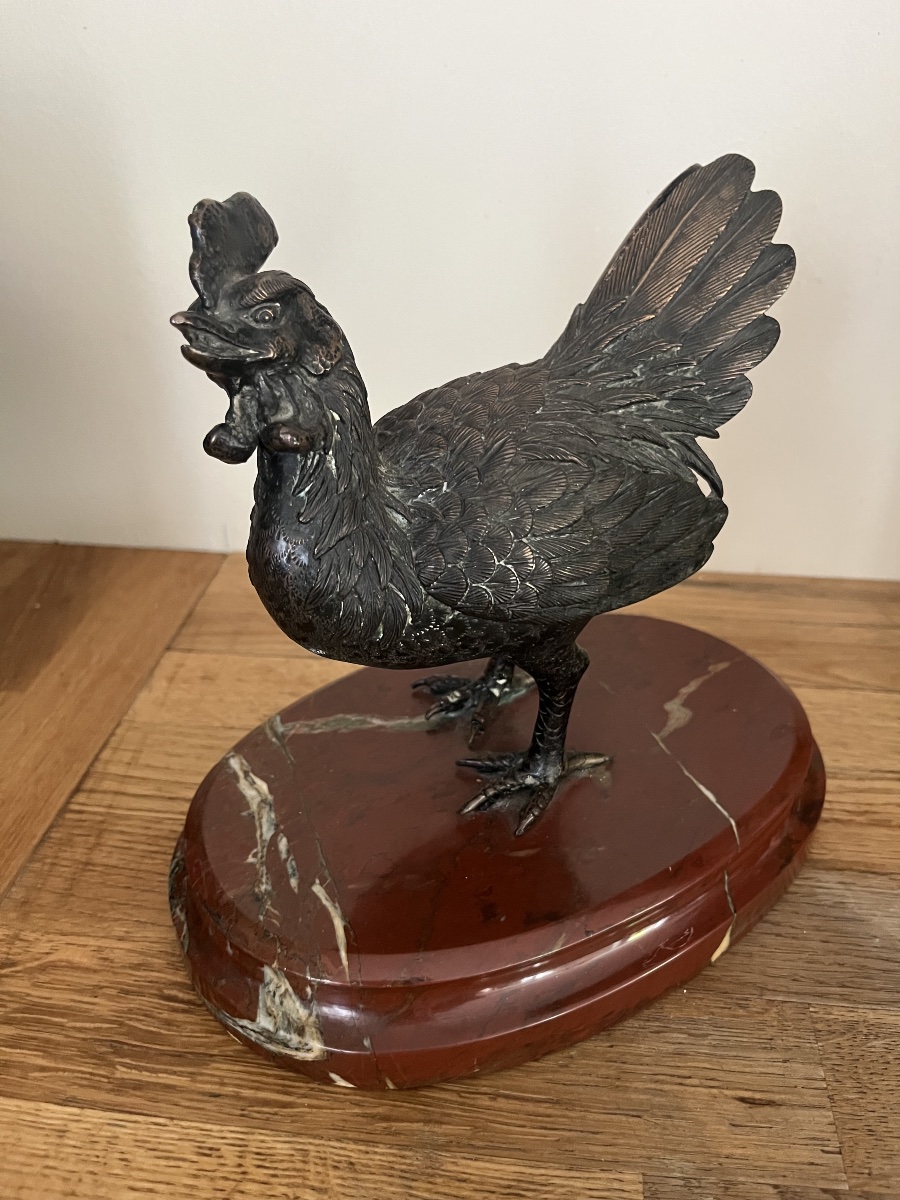 Poule en Bronze sur un socle de marbre rouge