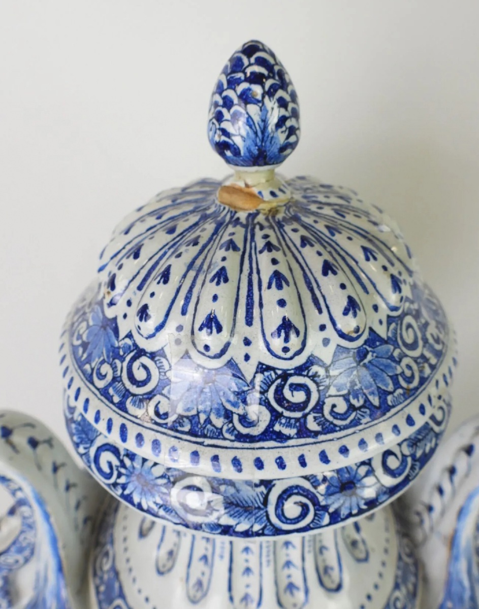 Delft. Pair Of Footed Earthenware Vases-photo-2