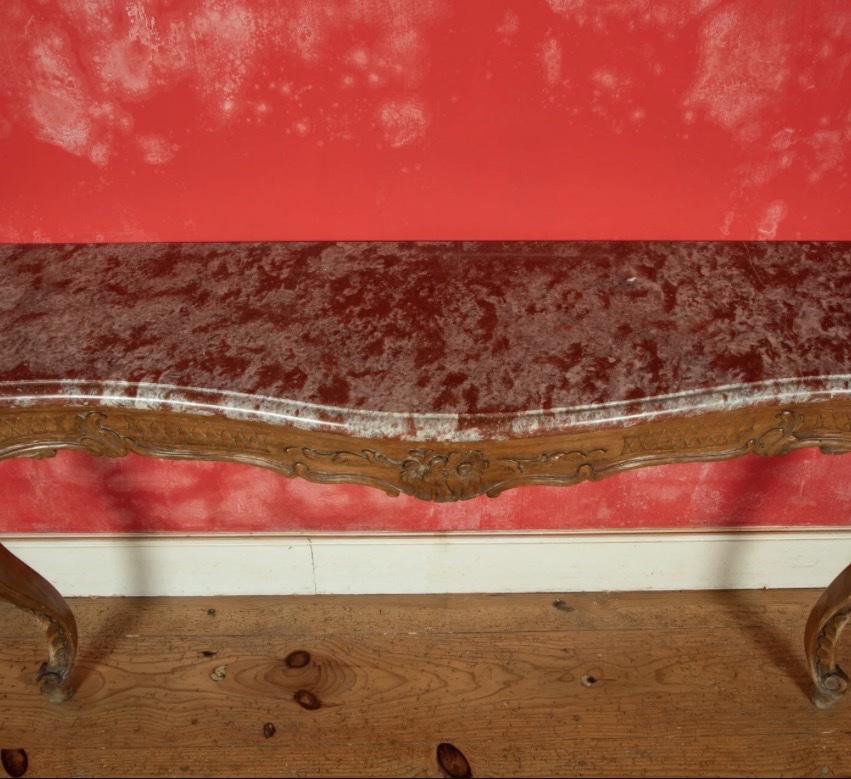 Importante console en bois naturel  mouluré et sculpté à dessus de marbre rouge-photo-2
