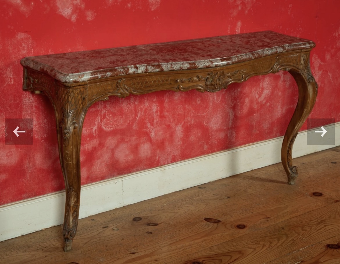 Importante console en bois naturel  mouluré et sculpté à dessus de marbre rouge