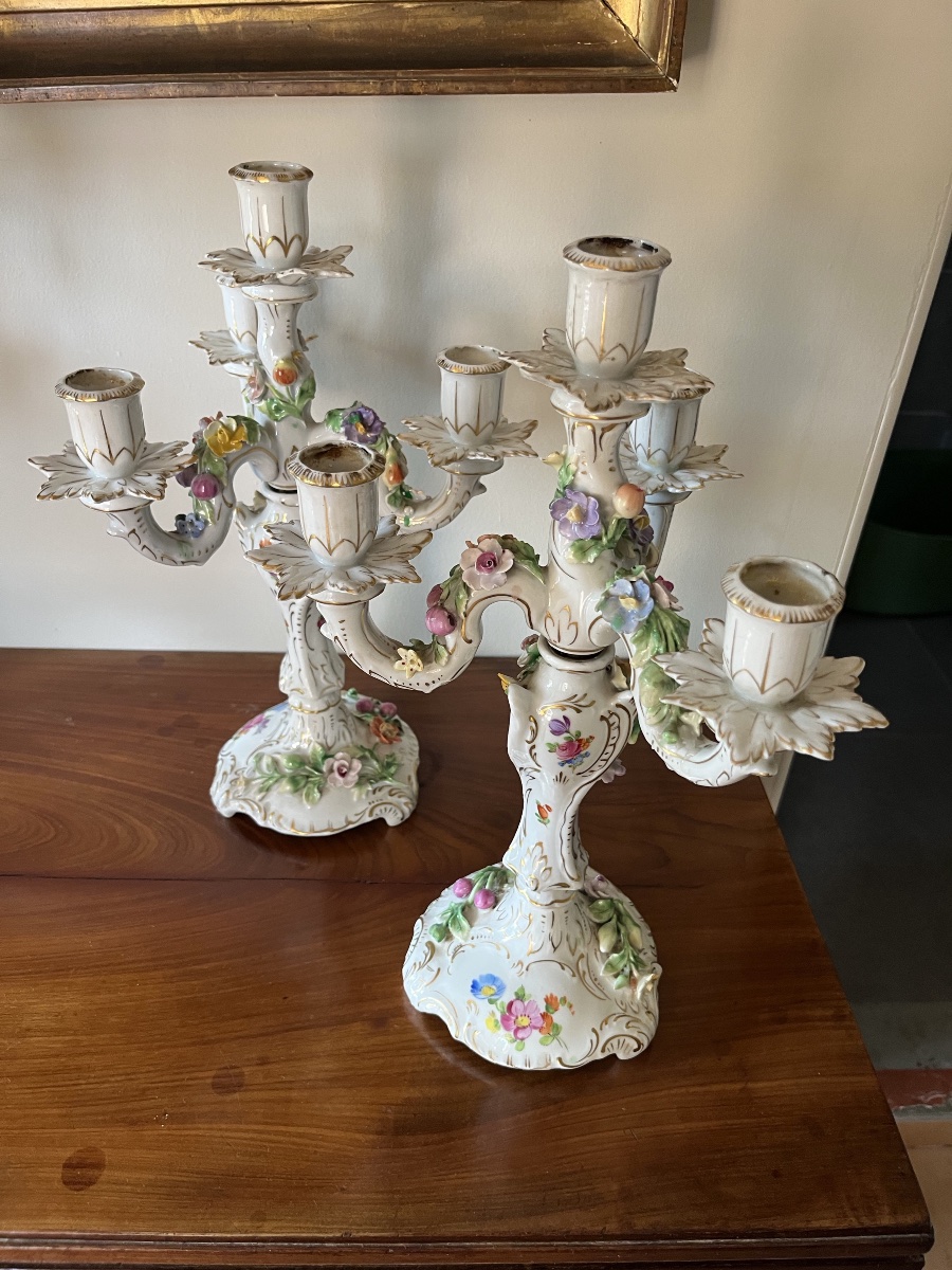 Paire de candélabres en porcelaine polychrome-photo-2