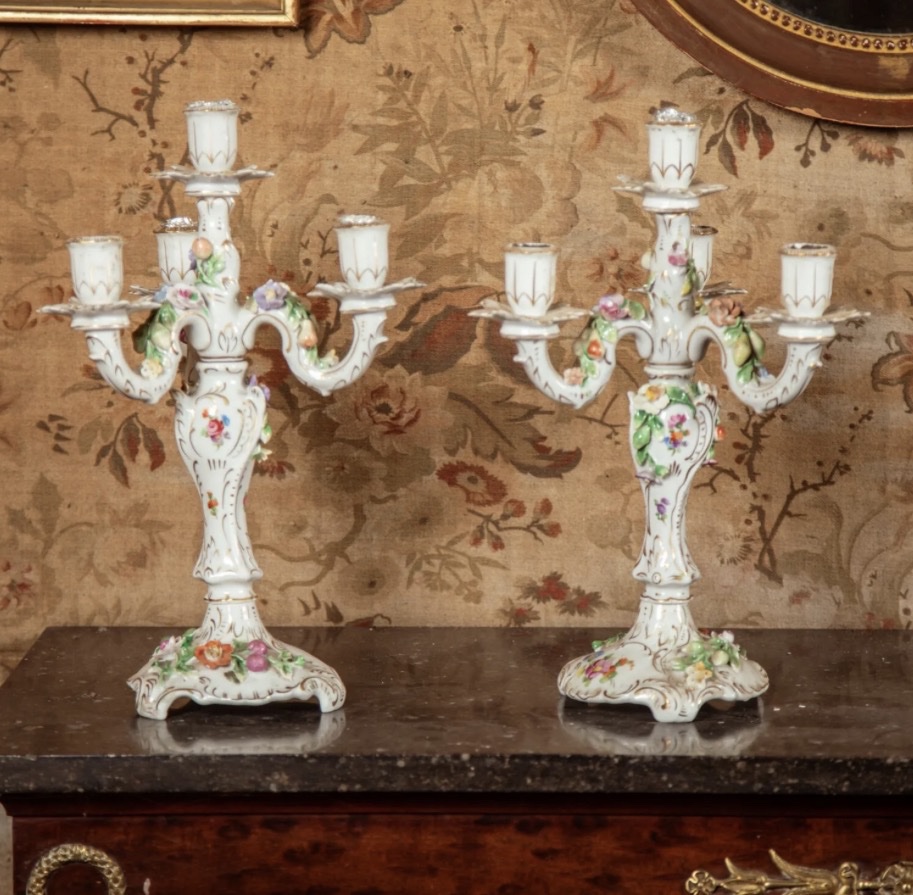 Paire de candélabres en porcelaine polychrome-photo-3
