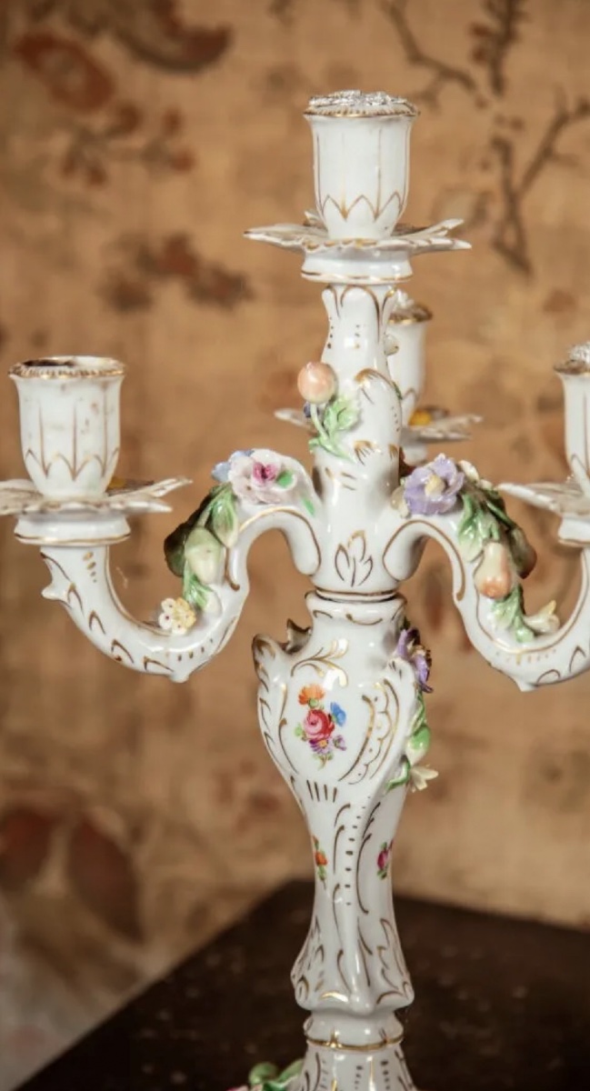 Paire de candélabres en porcelaine polychrome-photo-4