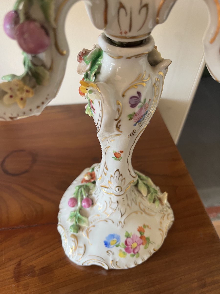 Paire de candélabres en porcelaine polychrome-photo-1