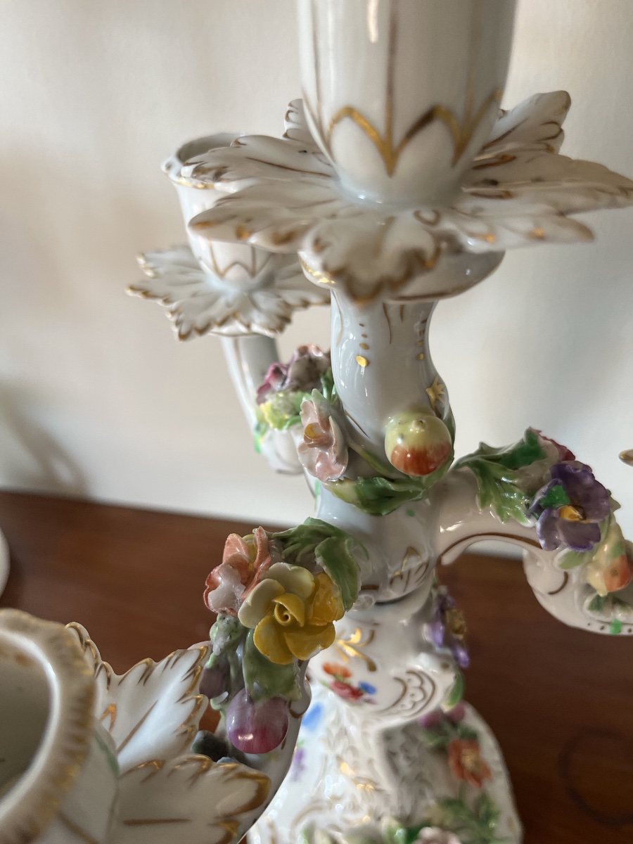 Paire de candélabres en porcelaine polychrome-photo-3