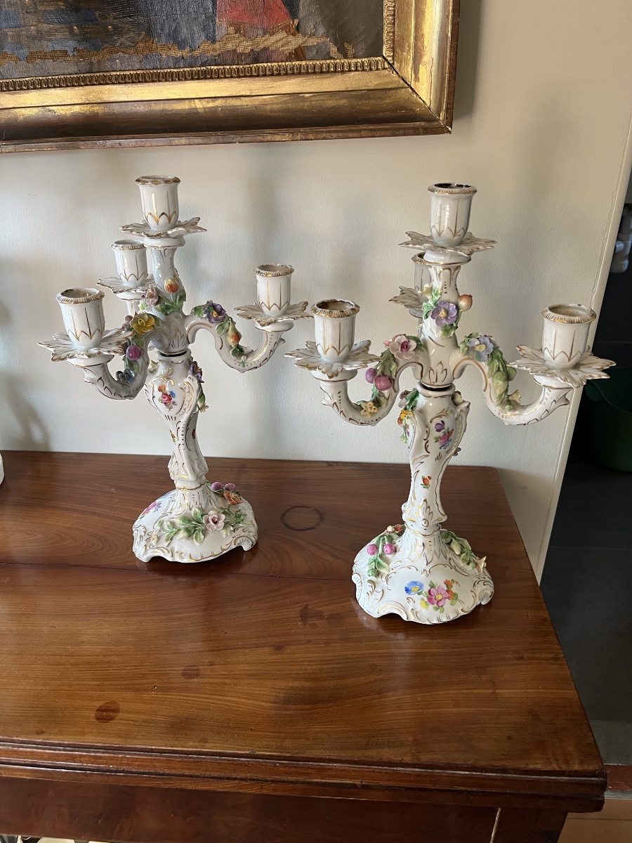 Paire de candélabres en porcelaine polychrome