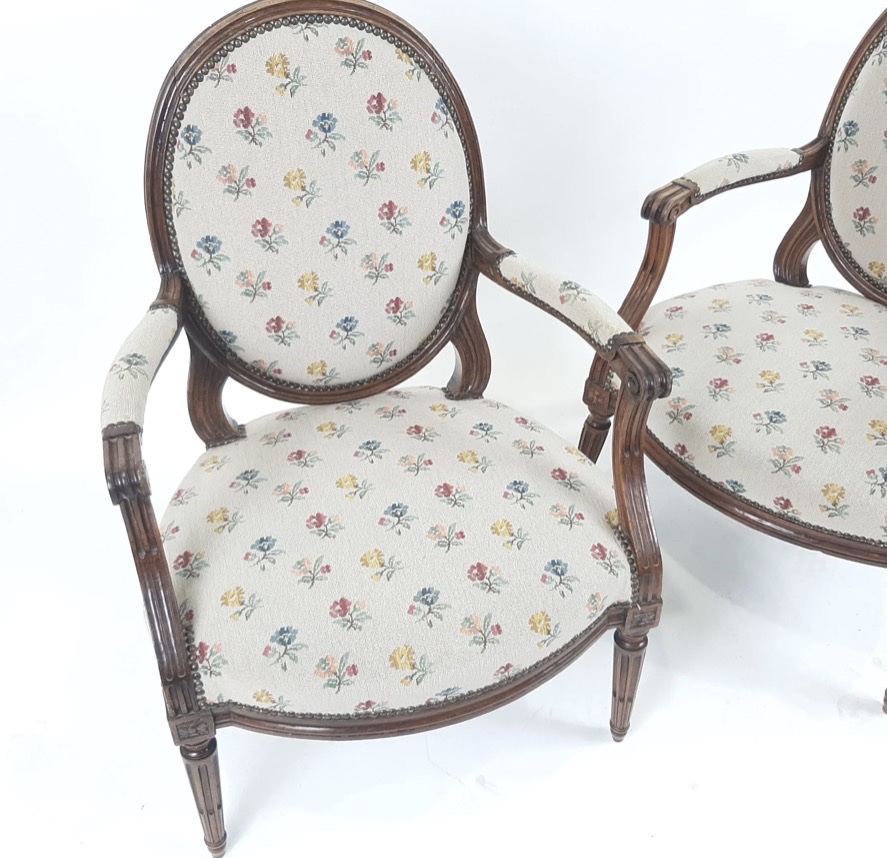 Paire de fauteuils de style Louis XVI à dossier à la reine-photo-4
