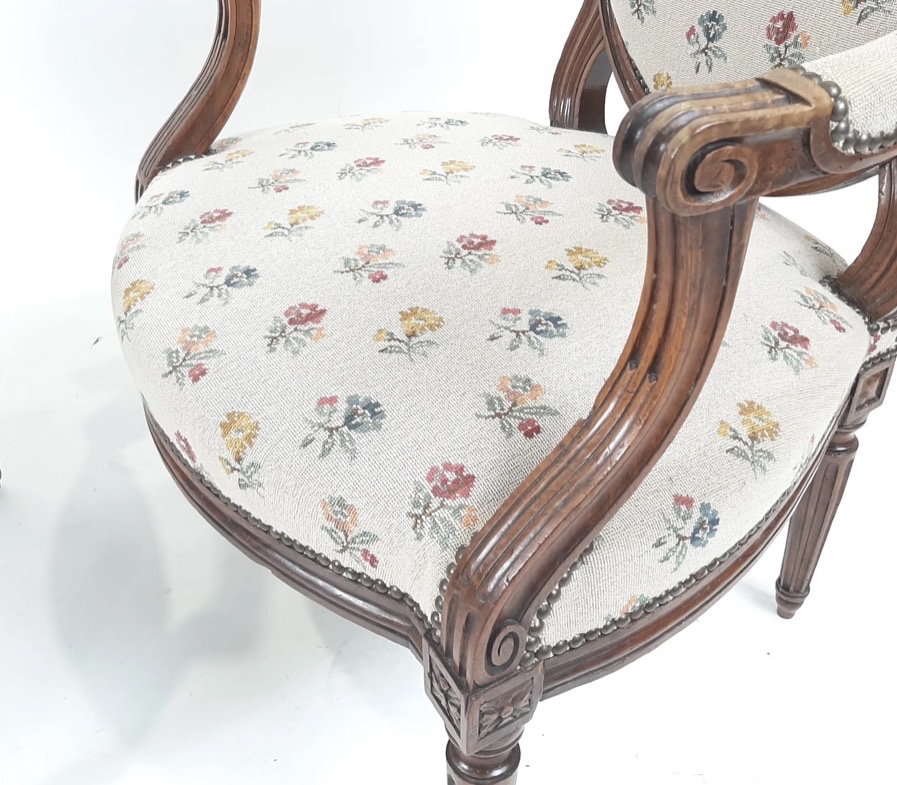 Paire de fauteuils de style Louis XVI à dossier à la reine-photo-1