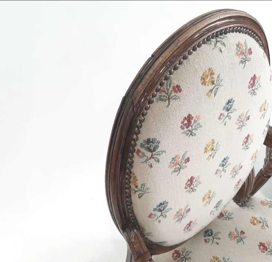 Paire de fauteuils de style Louis XVI à dossier à la reine-photo-2