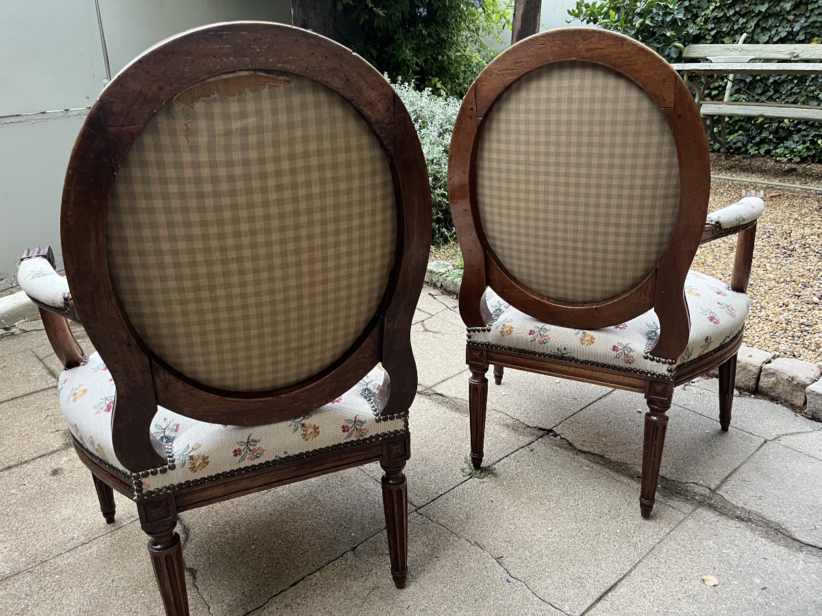 Paire de fauteuils de style Louis XVI à dossier à la reine-photo-4