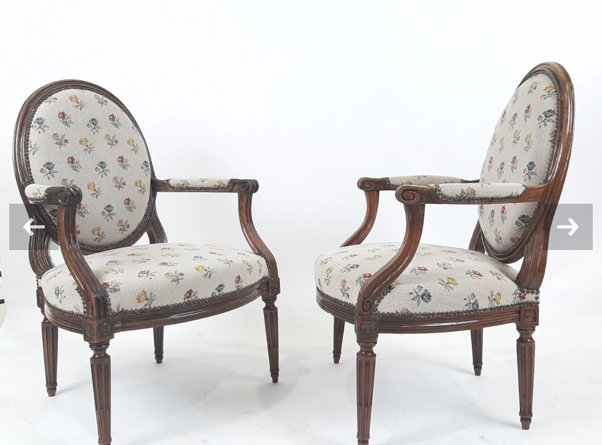 Paire de fauteuils de style Louis XVI à dossier à la reine