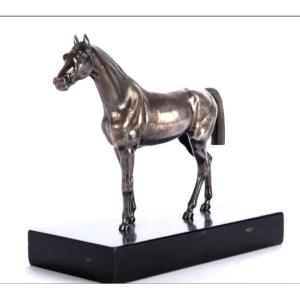Cheval En Bronze à Patine Argenté Sur Un Socle De Marbre Noir