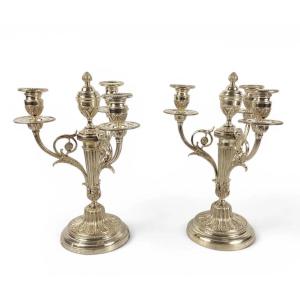 Paire de candélabres en metal argenté à trois bras de lumière