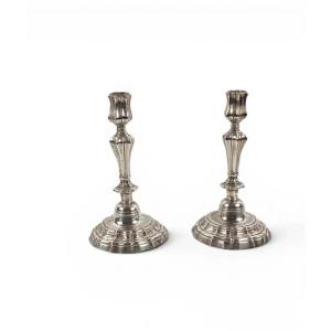 Paire de bougeoir en métal argenté de style Louis XIV