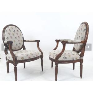 Paire de fauteuils de style Louis XVI à dossier à la reine