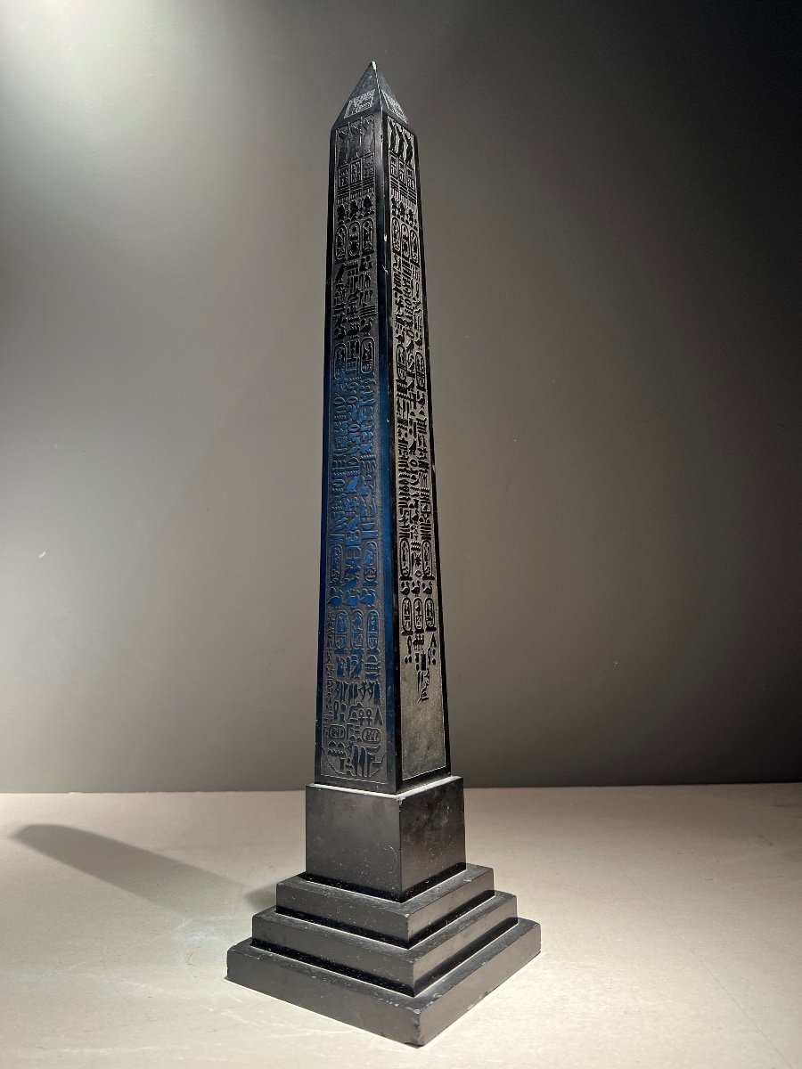 Obelisque En Marbre Noir Belge, Décor D’ Hiéroglyphes, Objet Du Grand-tour, Italie Vers 1830.-photo-2