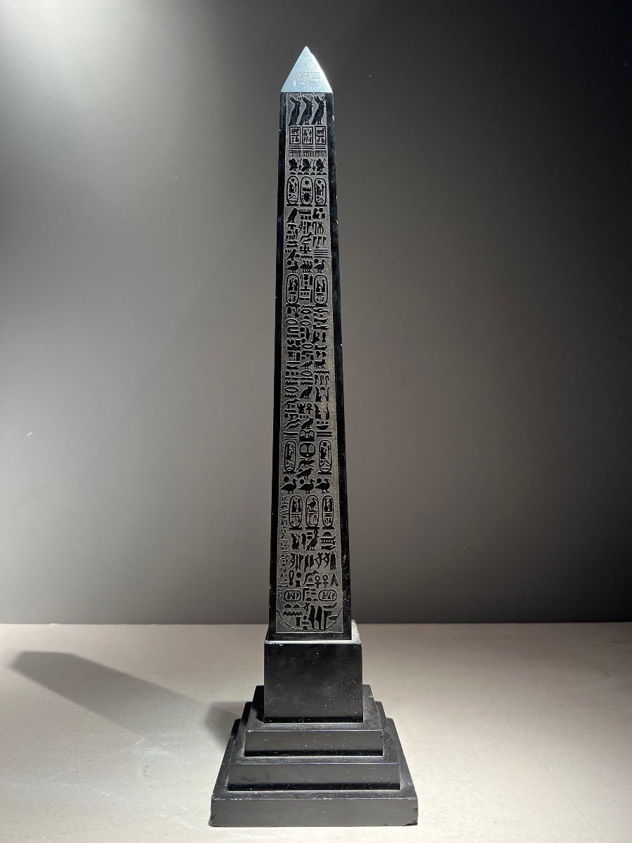 Obelisque En Marbre Noir Belge, Décor D’ Hiéroglyphes, Objet Du Grand-tour, Italie Vers 1830.