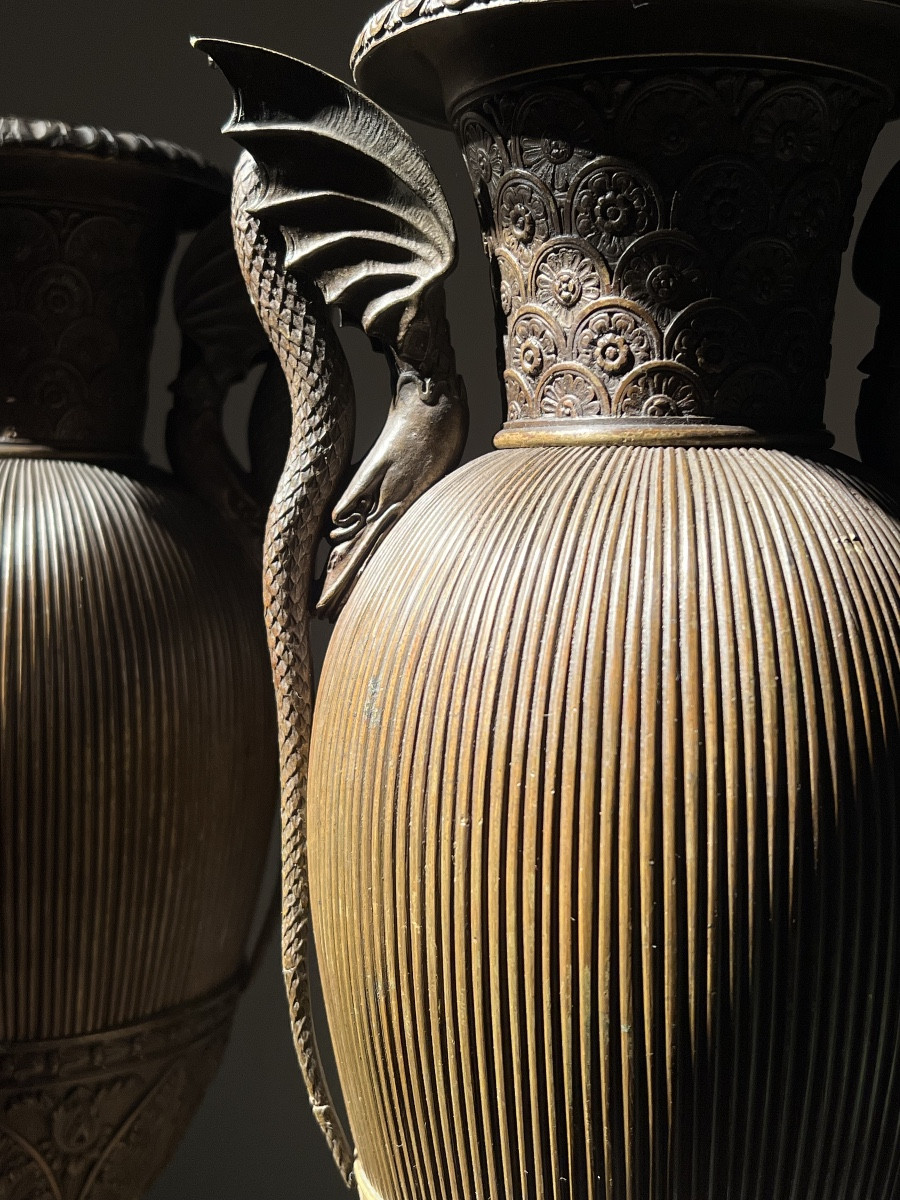 Paire de vases en bronze patiné sur socle en marbre jaune de Sienne, époque Restauration, 1830.-photo-4