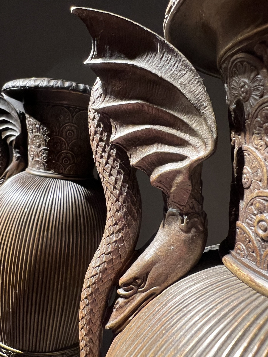 Paire de vases en bronze patiné sur socle en marbre jaune de Sienne, époque Restauration, 1830.-photo-6