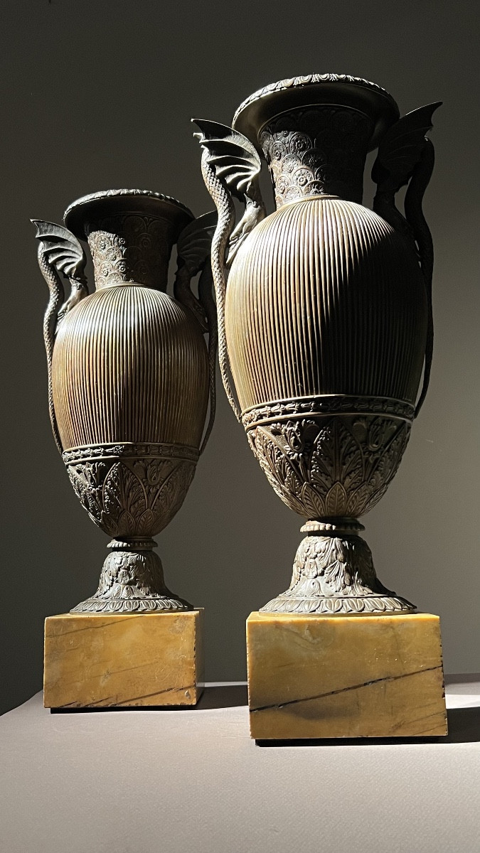 Paire de vases en bronze patiné sur socle en marbre jaune de Sienne, époque Restauration, 1830.