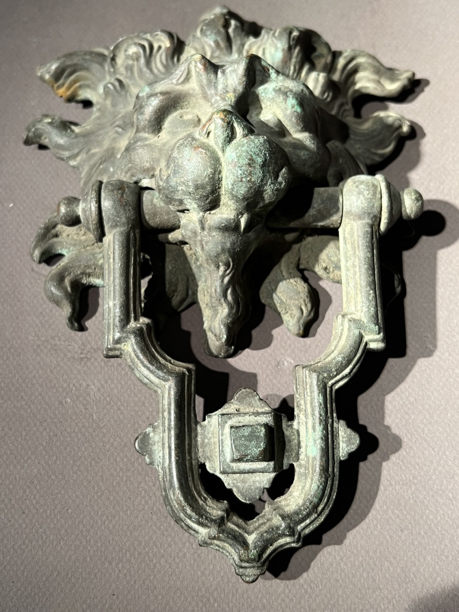 Heurtoir en bronze à patine verte, tête de lion, Italie, 1870.-photo-1