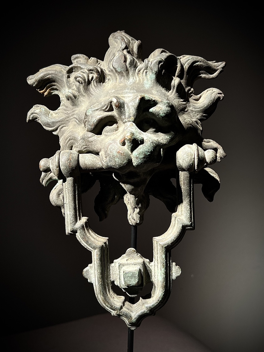 Heurtoir en bronze à patine verte, tête de lion, Italie, 1870.