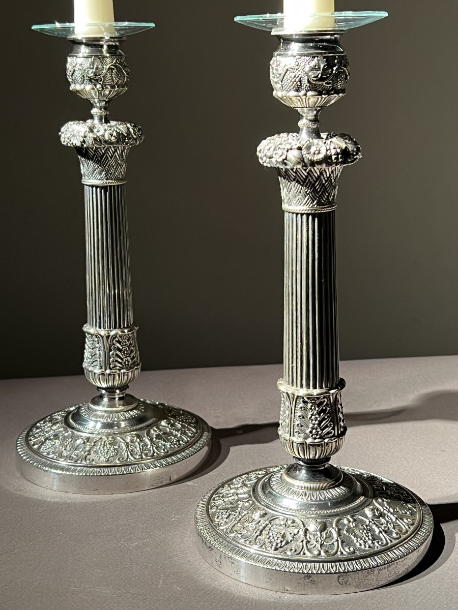 Paire de bougeoirs d’époque fin Empire début Restauration en bronze argenté , vers 1815-1820.-photo-1