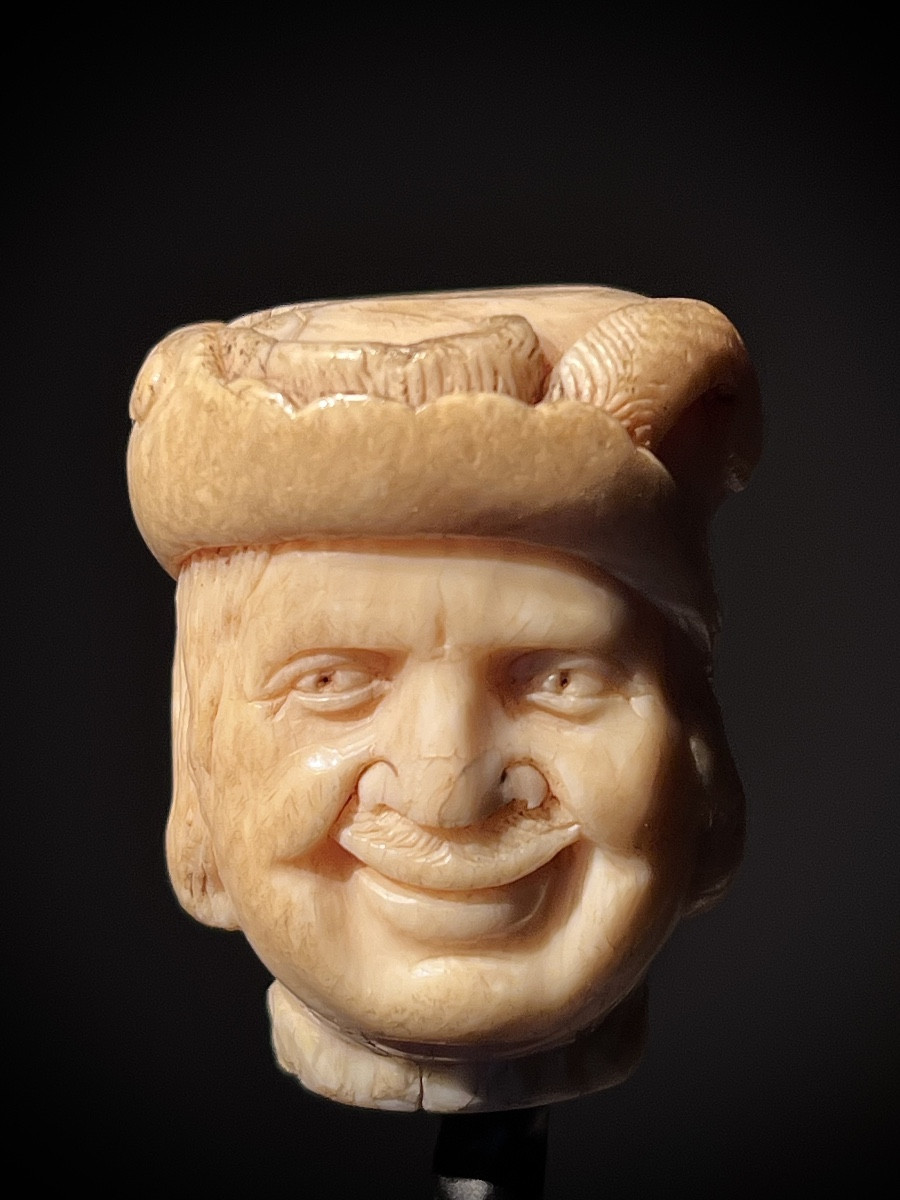 Pommeau de câne en ivoire représentant une tête d’homme souriant,  ca. 1650.-photo-2