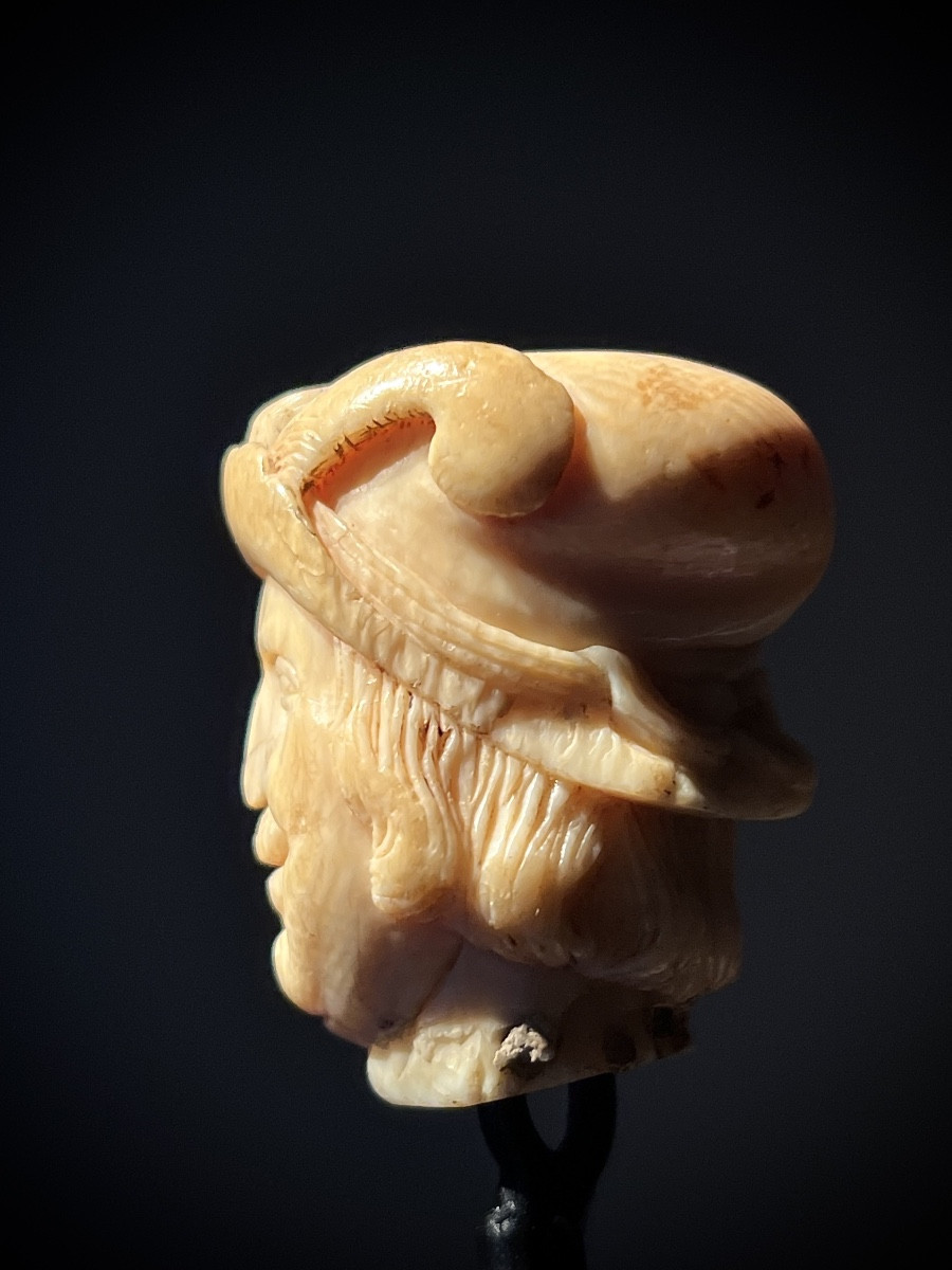 Pommeau de câne en ivoire représentant une tête d’homme souriant,  ca. 1650.-photo-3