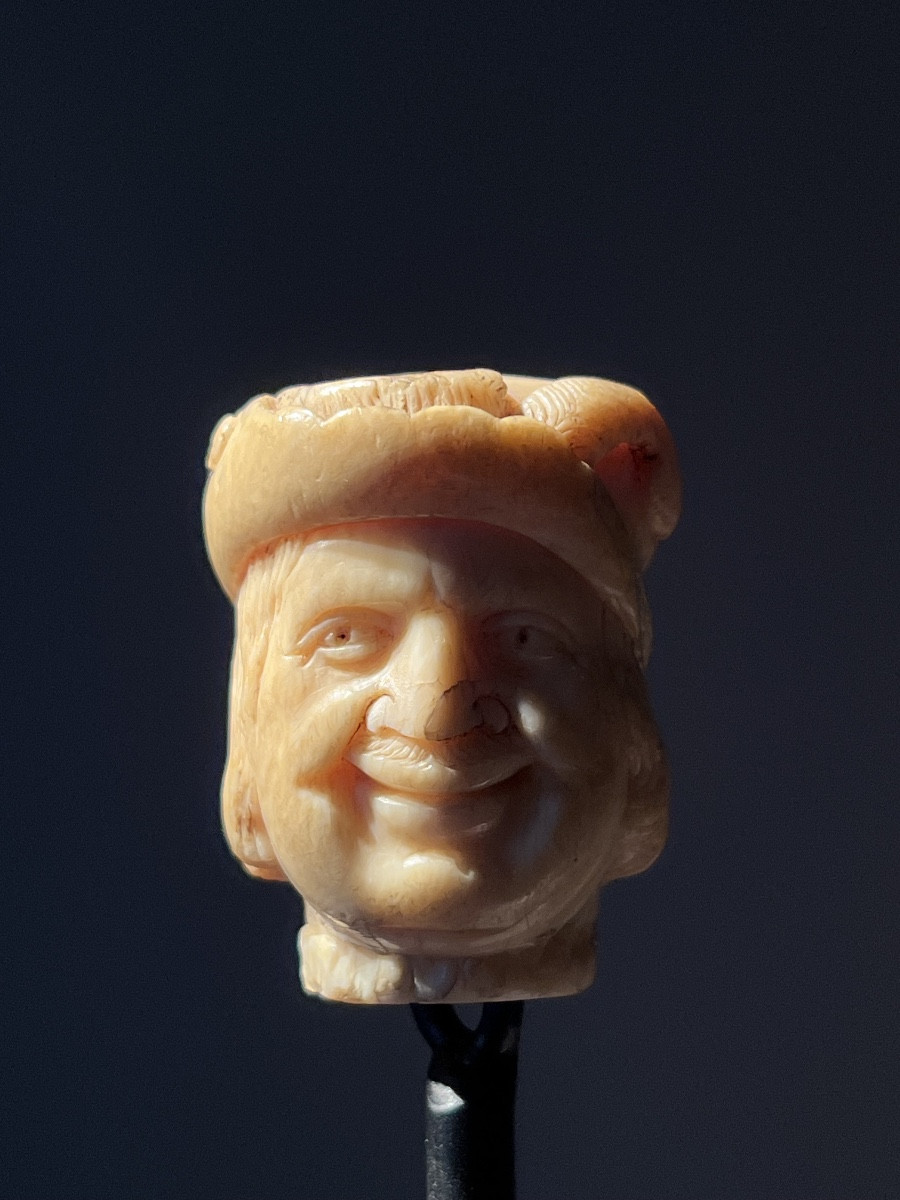 Pommeau de câne en ivoire représentant une tête d’homme souriant,  ca. 1650.-photo-4