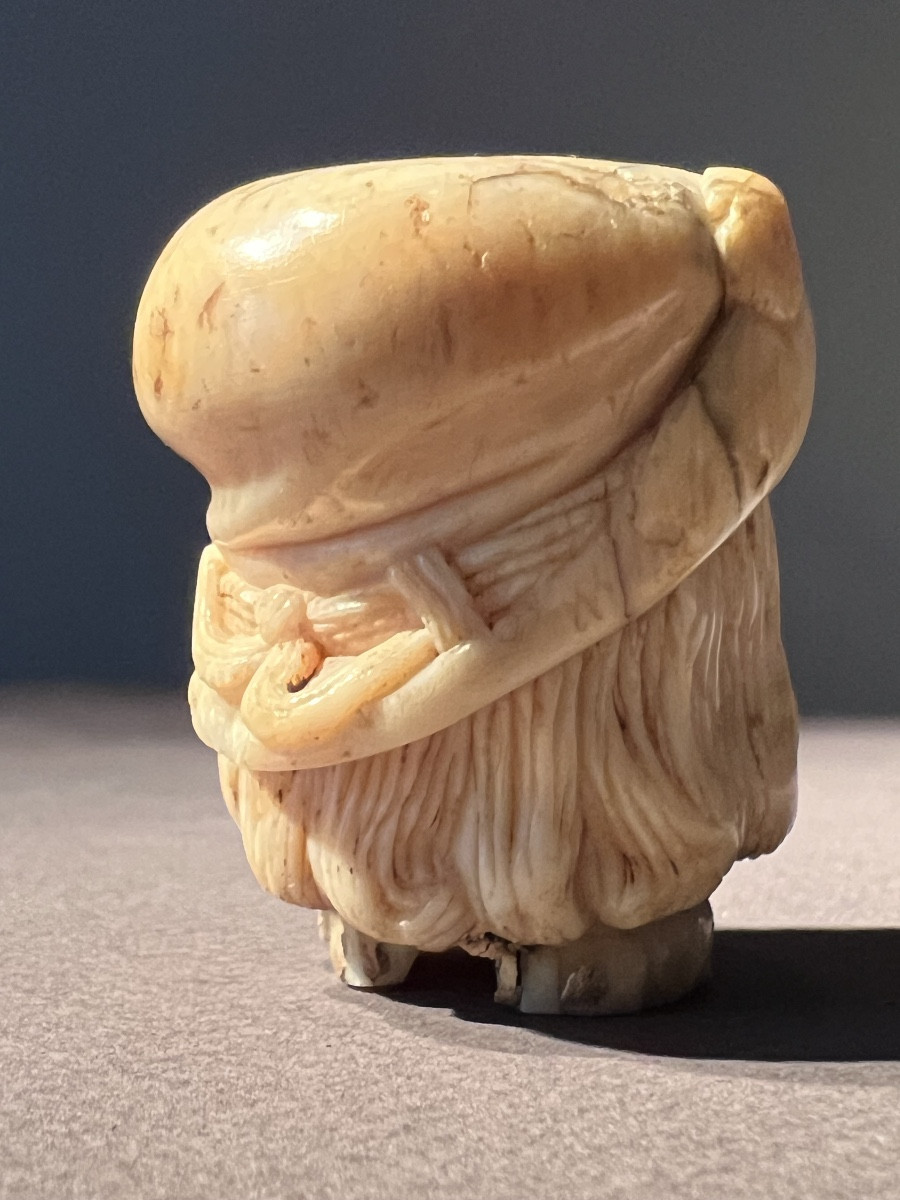 Pommeau de câne en ivoire représentant une tête d’homme souriant,  ca. 1650.-photo-1