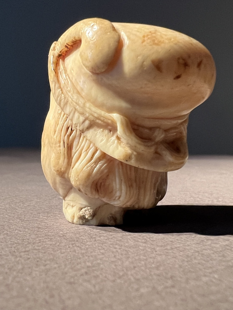 Pommeau de câne en ivoire représentant une tête d’homme souriant,  ca. 1650.-photo-2