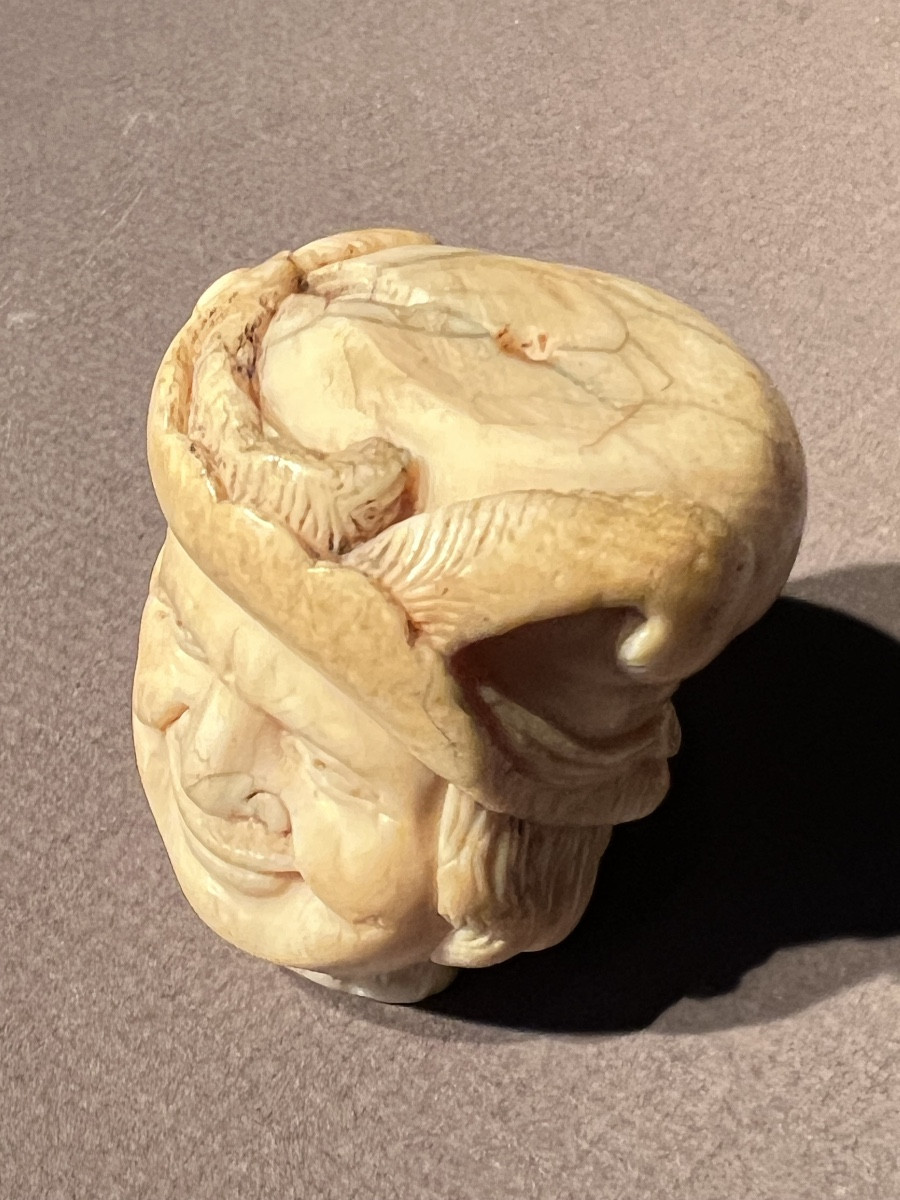 Pommeau de câne en ivoire représentant une tête d’homme souriant,  ca. 1650.-photo-3