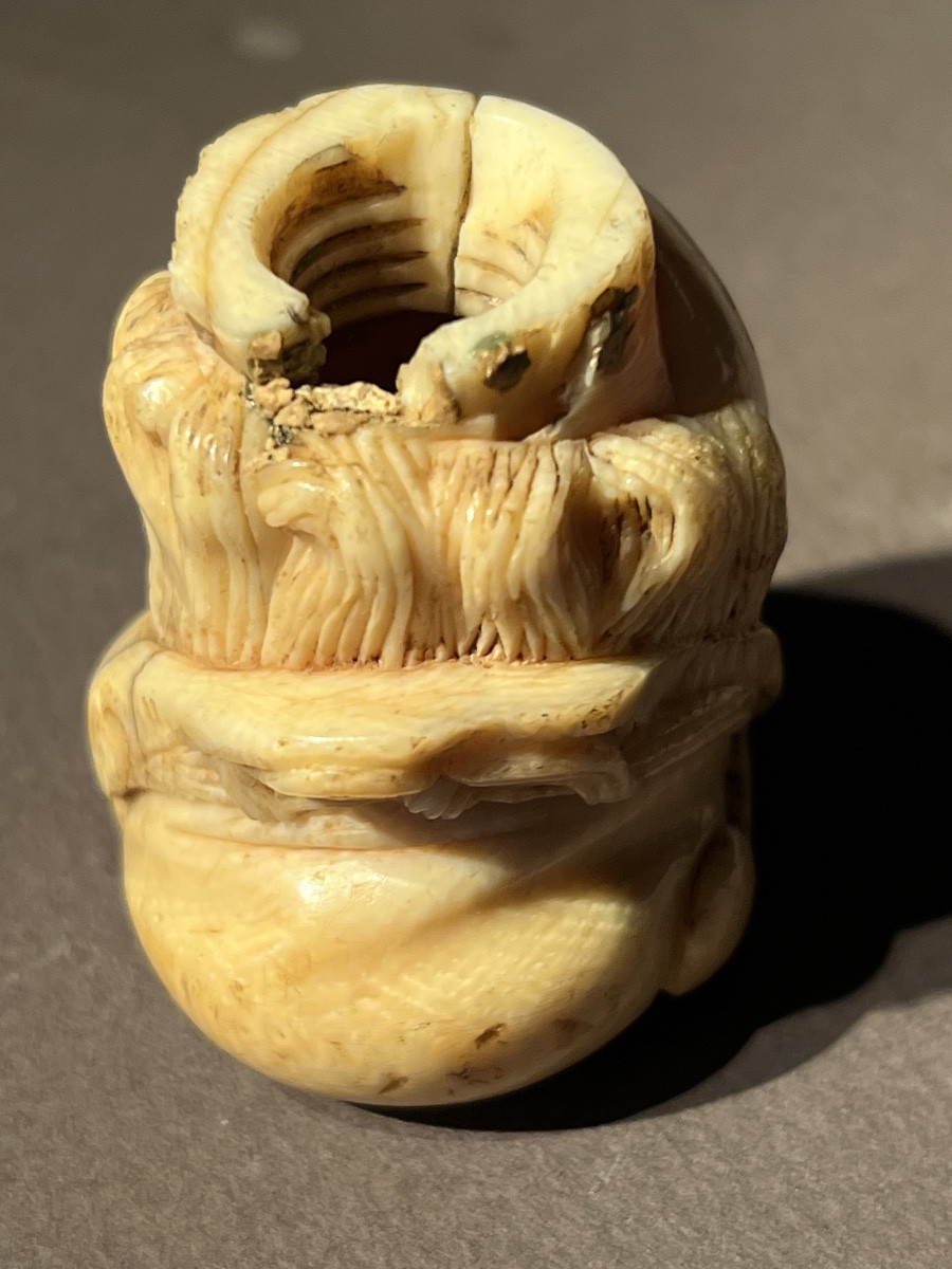 Pommeau de câne en ivoire représentant une tête d’homme souriant,  ca. 1650.-photo-4
